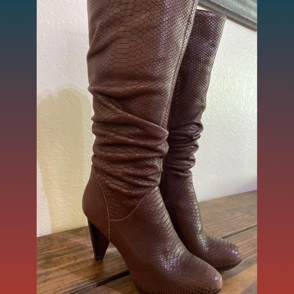 “Snakeskin” design leather dressy boots